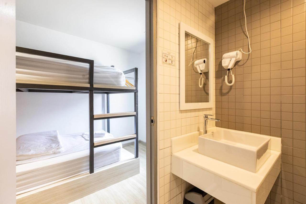Baan Kun Mhor Hostel บ้านคุณหมอโฮสเทล Банкок Екстериор снимка
