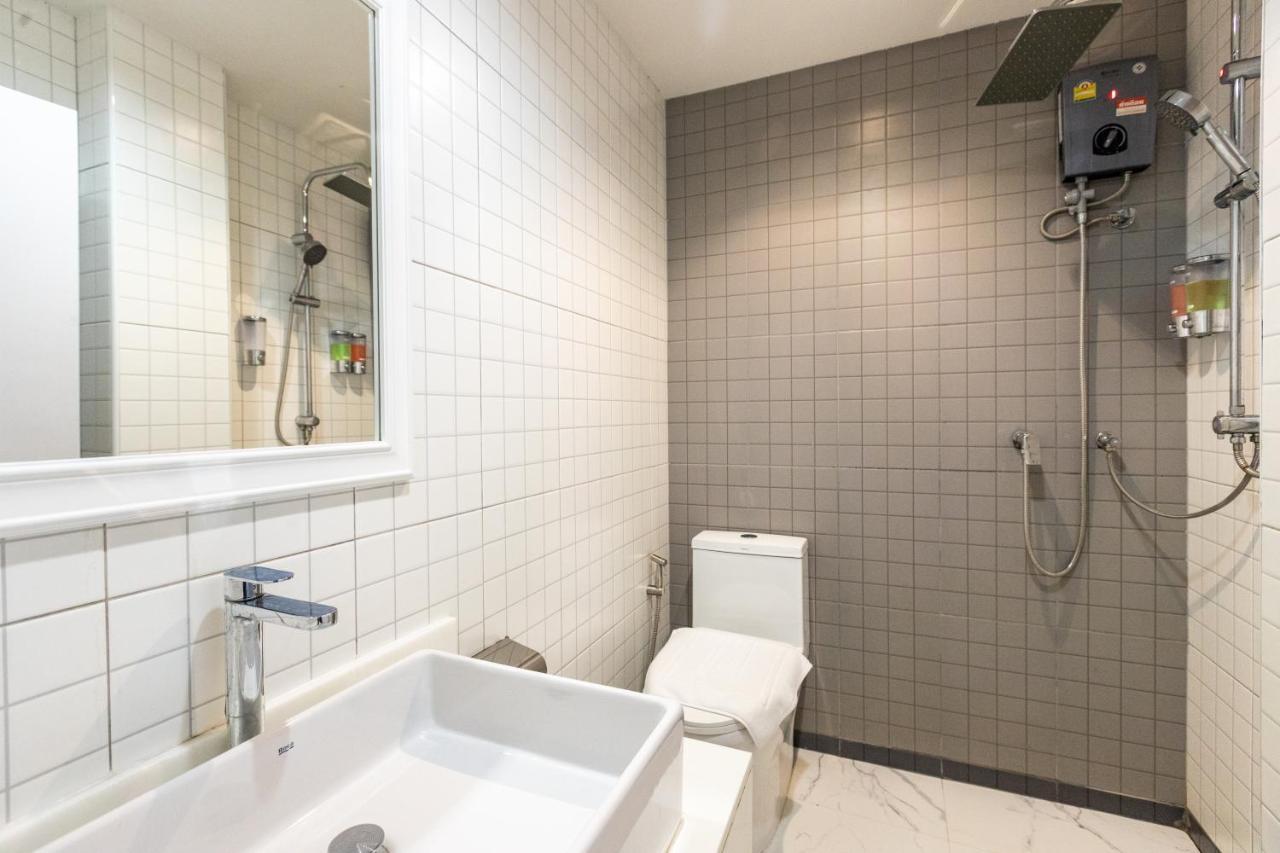 Baan Kun Mhor Hostel บ้านคุณหมอโฮสเทล Банкок Екстериор снимка