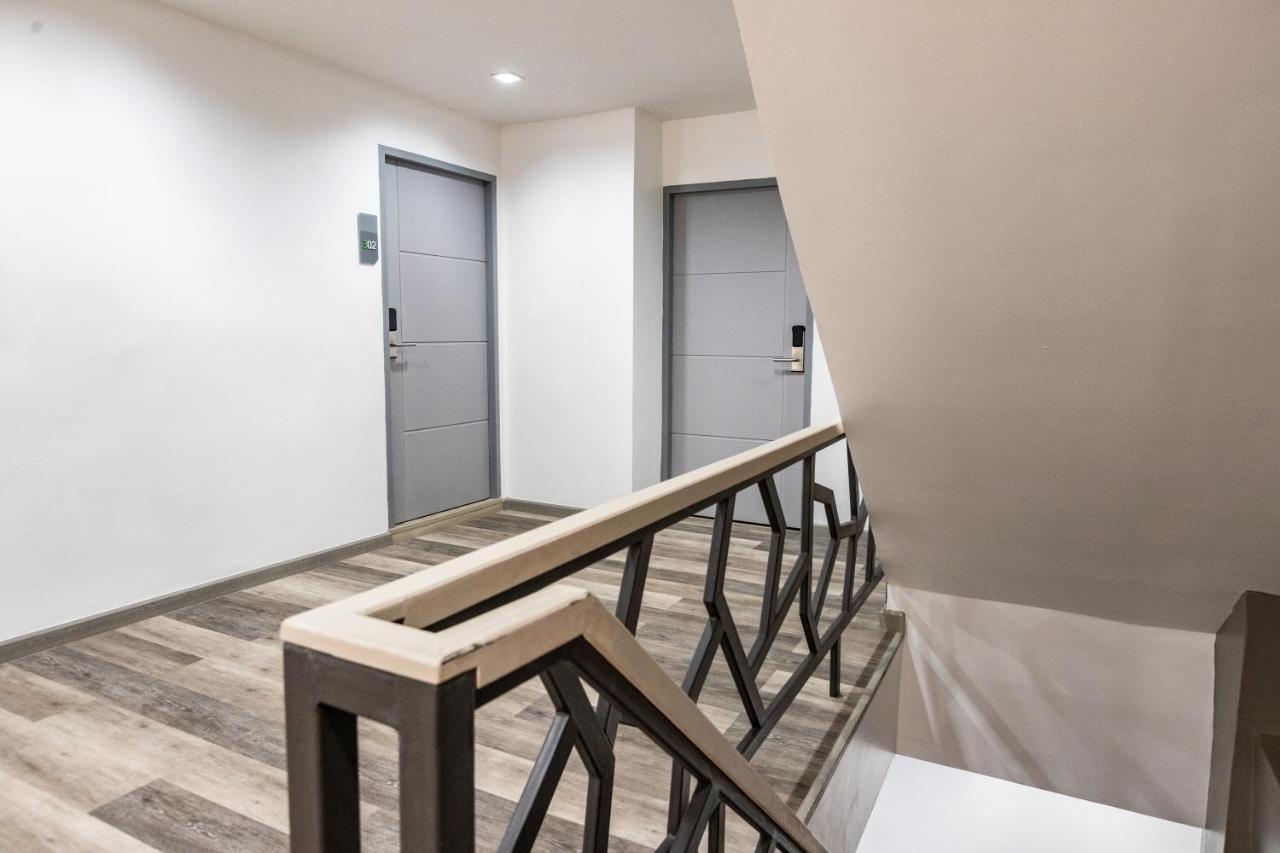 Baan Kun Mhor Hostel บ้านคุณหมอโฮสเทล Банкок Екстериор снимка