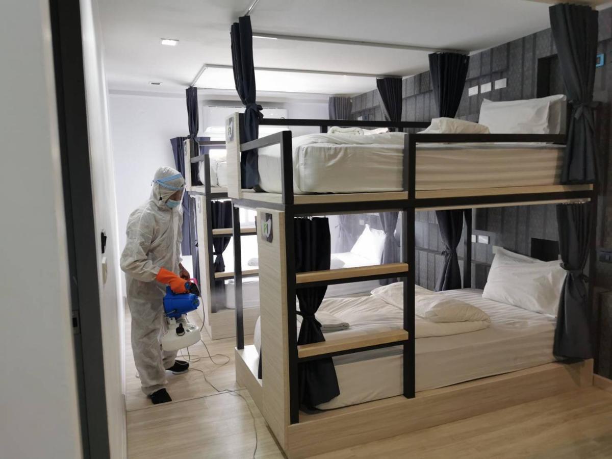 Baan Kun Mhor Hostel บ้านคุณหมอโฮสเทล Банкок Екстериор снимка