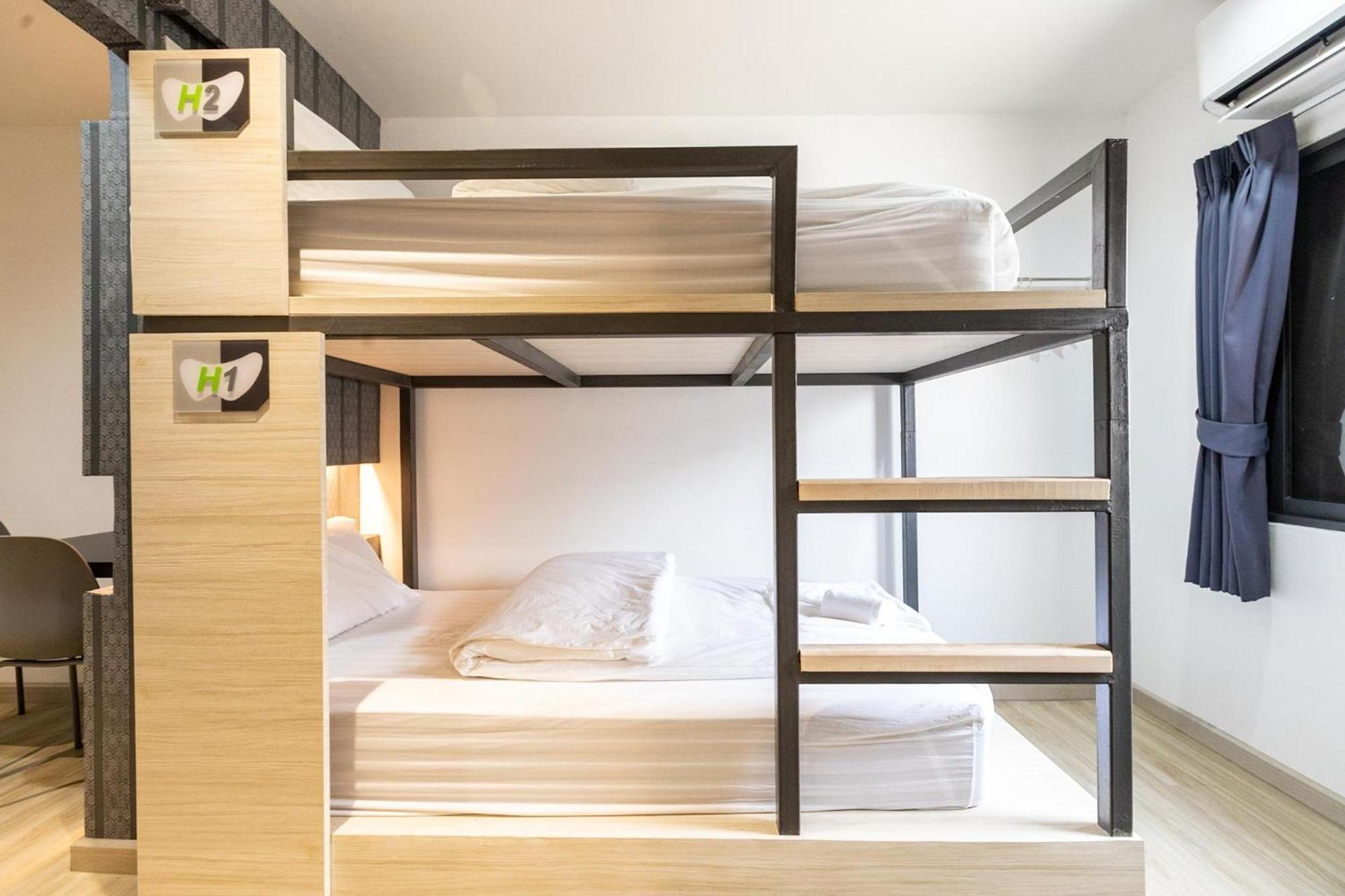 Baan Kun Mhor Hostel บ้านคุณหมอโฮสเทล Банкок Екстериор снимка