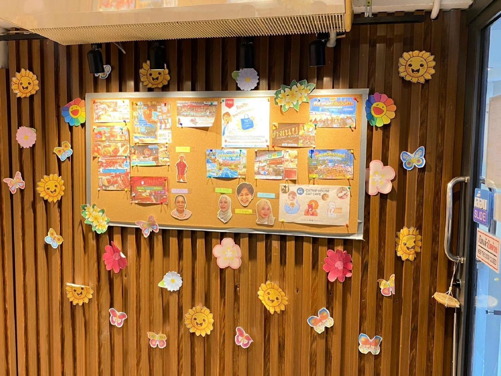 Baan Kun Mhor Hostel บ้านคุณหมอโฮสเทล Банкок Екстериор снимка
